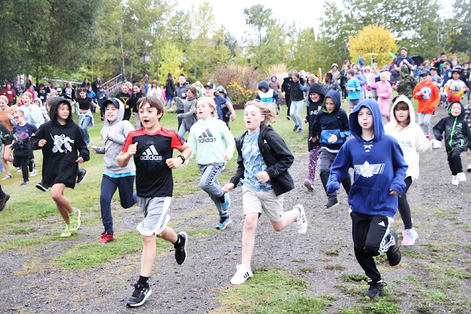 Hundreds of 100 Mile Elementary School students spring forward as they take part in their school's Terry Fox Run. (Patrick Davies photo - simplymastery)