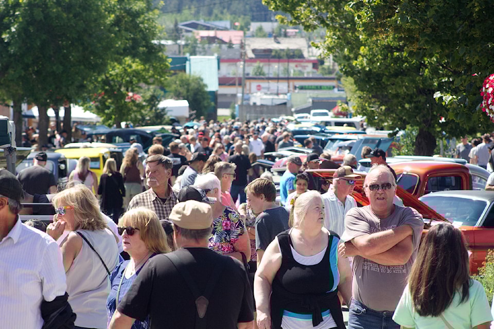 Crowds wander around Birch Avenue during Hot July Nights on July 20. (Misha Mustaqeem photo - 100 Mile Free Press)