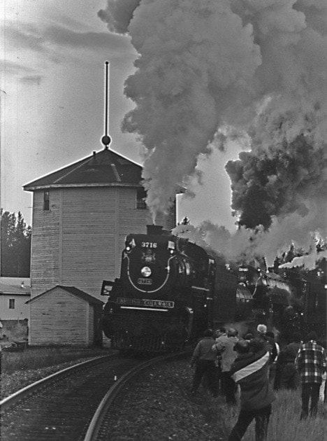 87249100milewebRoyalHudsonsteamedpastlonebuttewatertowercopy