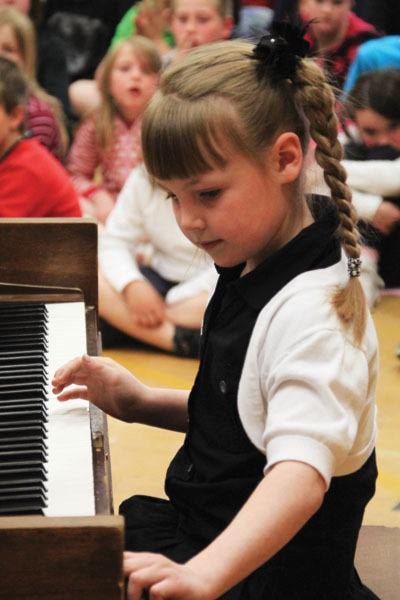 96437100mileWEB_talentshow100elem57