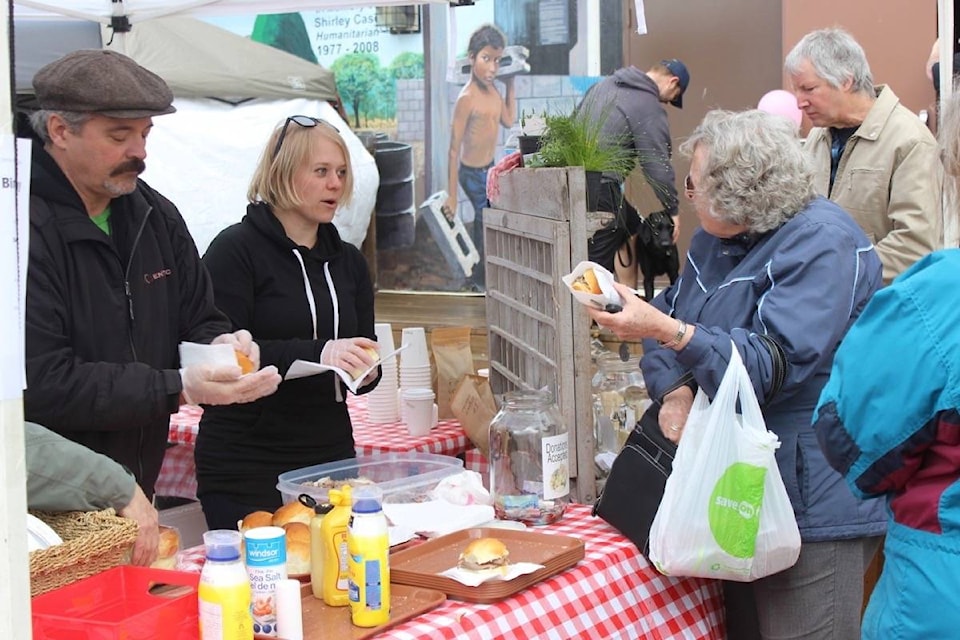 web1_170517-OMH-M-Farmers-Market-Opening05