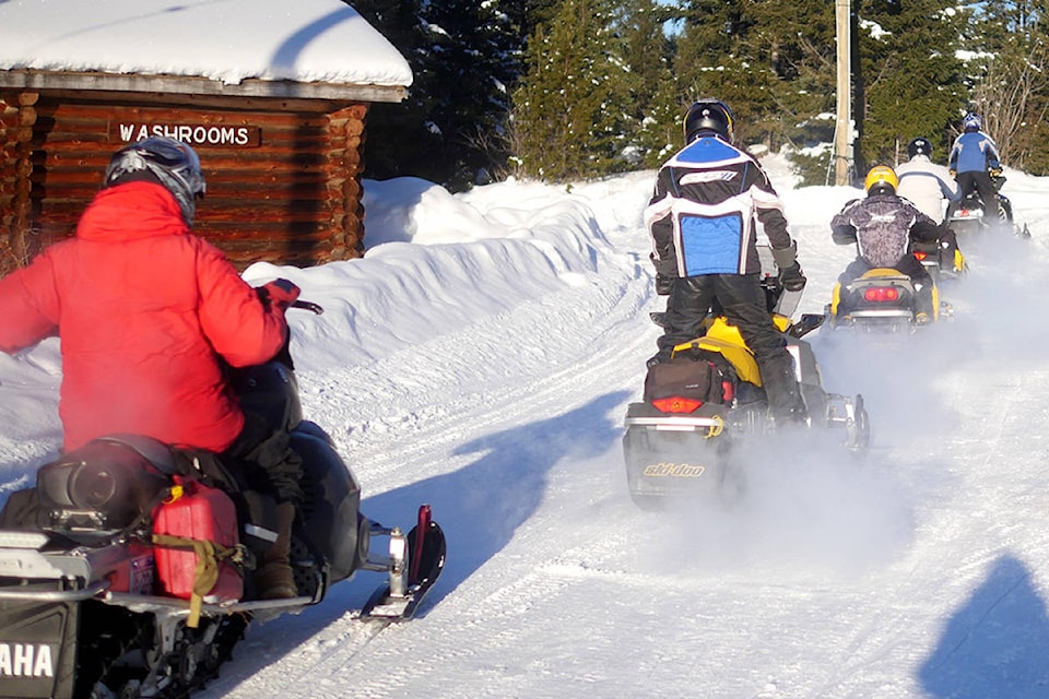 9321159_web1_171116-OMH-snowmobileclub3