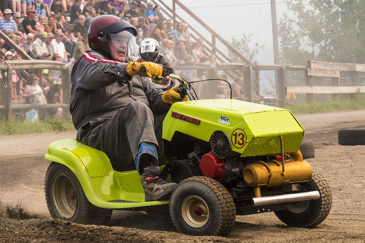 13111786_web1_180816-OMH-lawnmowerraces_1