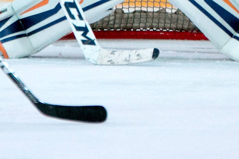 14149563_web1_181101-OMH-hockey_1