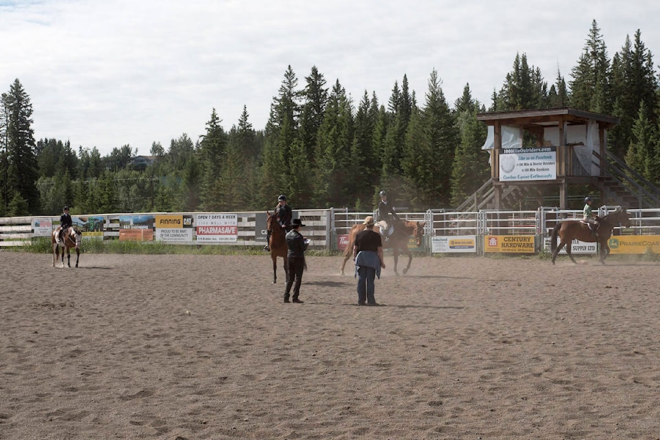 17558170_web1_171130-OMH-outriders_1