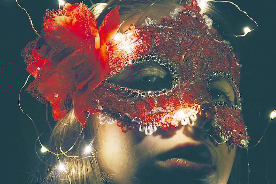 18961108_web1_191017-OMH-masquerade_1