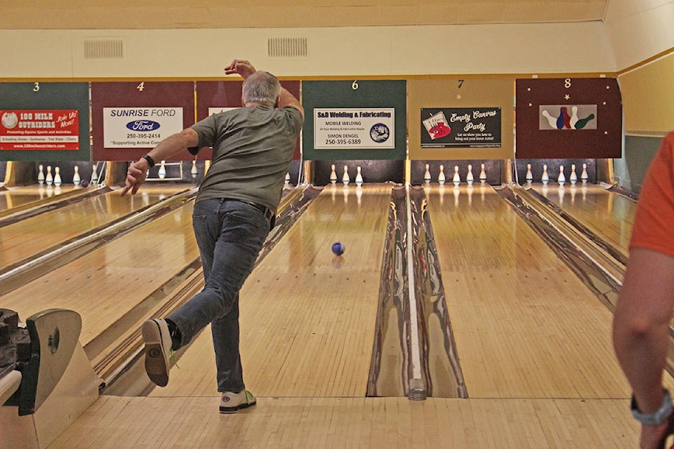 19521419_web1_191128-omh-bowling
