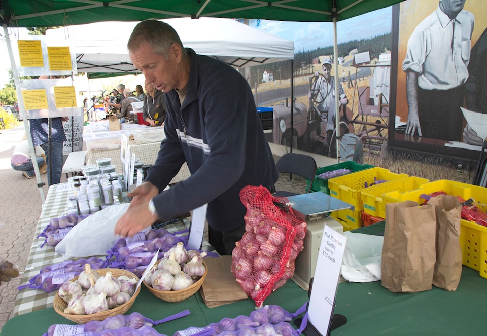 22752046_web1_200924-OMH-farmers-market_7