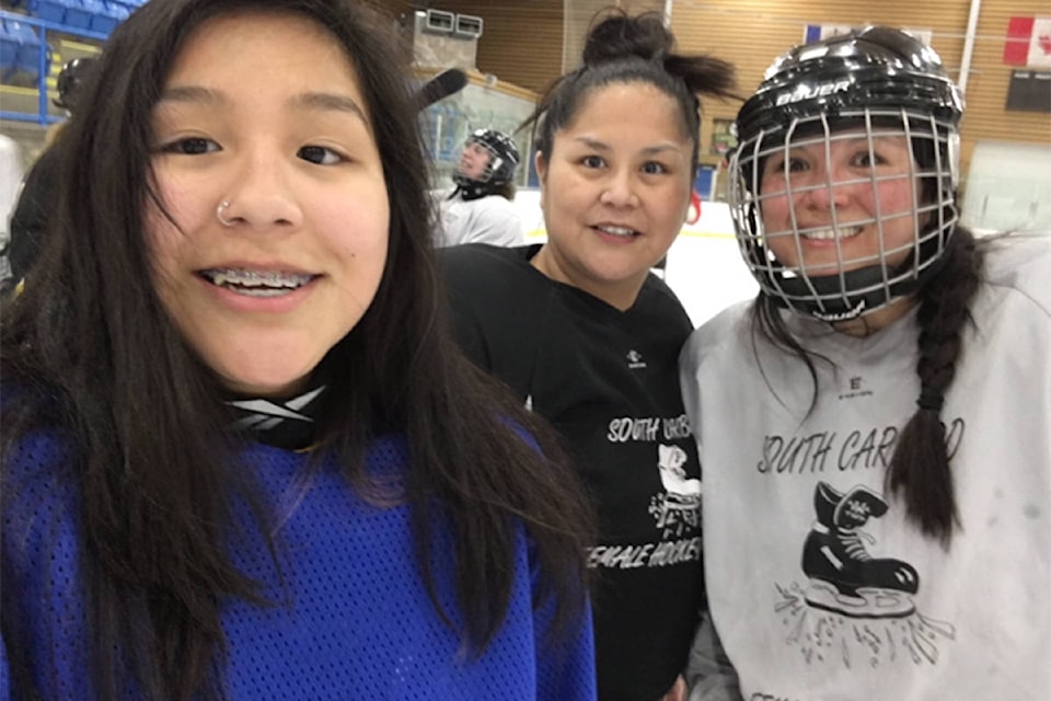 22987784_web1_201013-OMH-Mom-and-Daughters-Playing-Hockey-Together_3