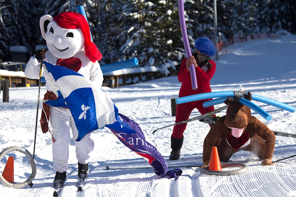 Bonhomme de Neige takes an early lead over Bullwinkle in the mascot race Sunday. (Kelly Sinoski photo - 100 Mile Free Press).