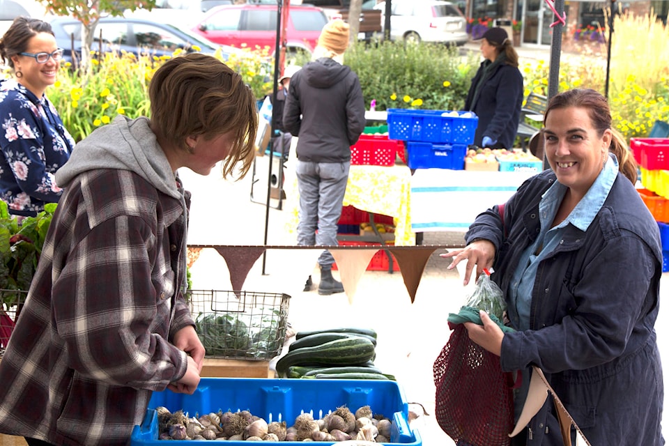 25049462_web1_200924-OMH-farmers-market_2