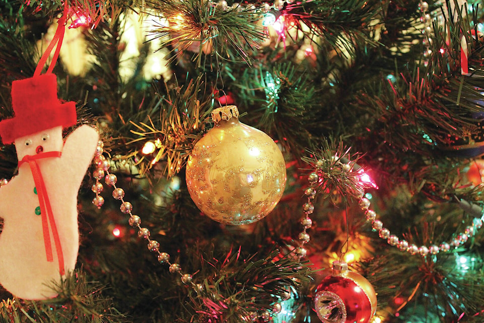27199595_web1_Christmas-tree-decorations