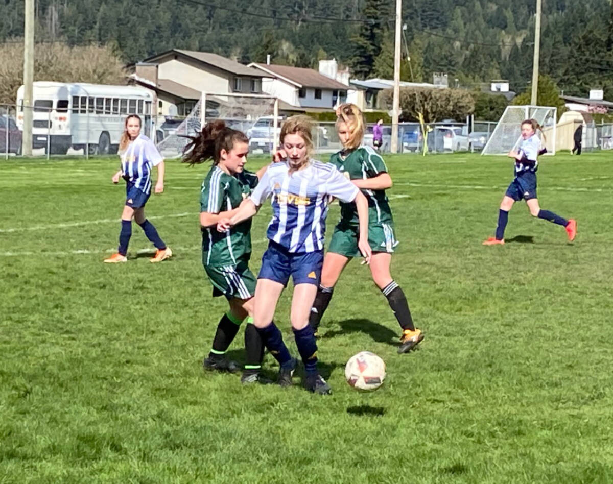 28773126_web1_220414-OMH-Soccer_6