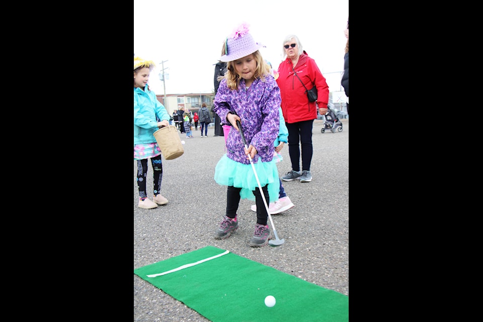 Jace Code tries her hand at a putting game at What’s Hoppening in 100 Mile House. (Patrick Davies photo - 100 Mile Free Press)