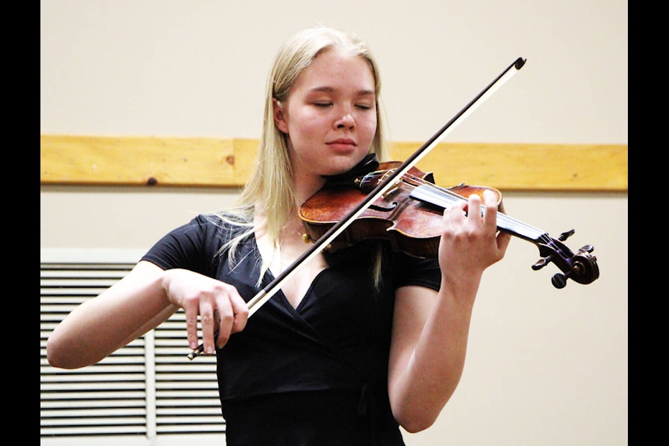 kate Neufeld closes her eyes as she plays Salut d’Amour on the violin. (Patrick Davies photo - 100 Mile Free Press)