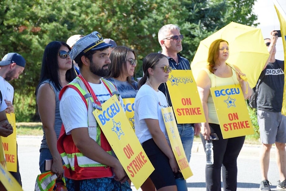 BCGEU union members take to the picket line at the BC Liquor Distribution Branch’s Delta distribution centre on Monday, Aug. 15, 2022. (James Smith/North Delta Reporter)