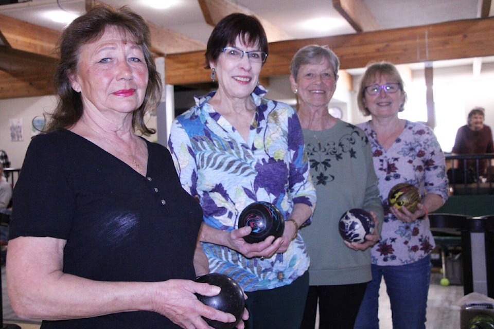 32226252_web1_230330-OMH-Seniors-Bowling_2