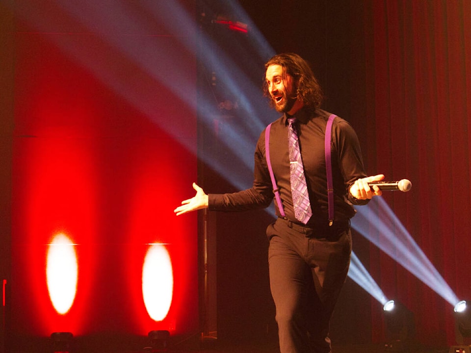 32554881_web1_230405-OMH-Comedian_1
