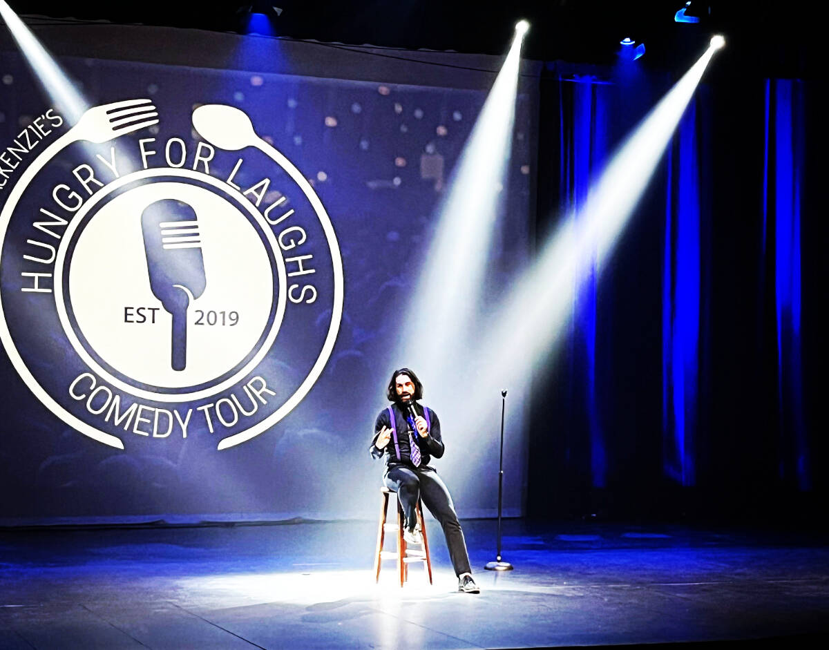 32554881_web1_230405-OMH-Comedian_3