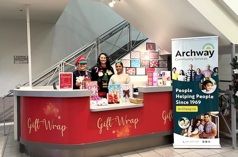 gift-wrapping-booth-2024