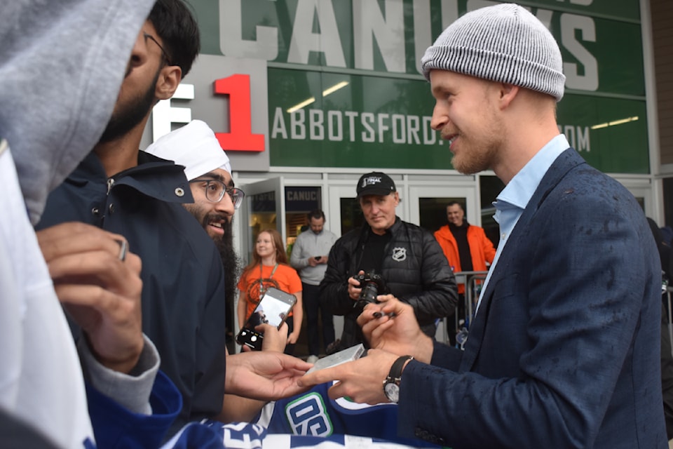 Elias Pettersson interacts with fans.