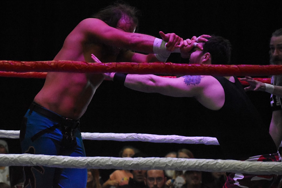 The  Prospector applies the iron claw on Eddy Ross. 
