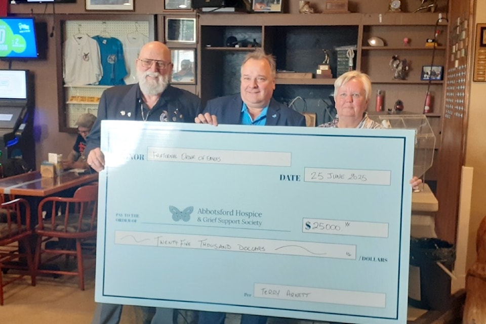 eagles-cheque-presentation