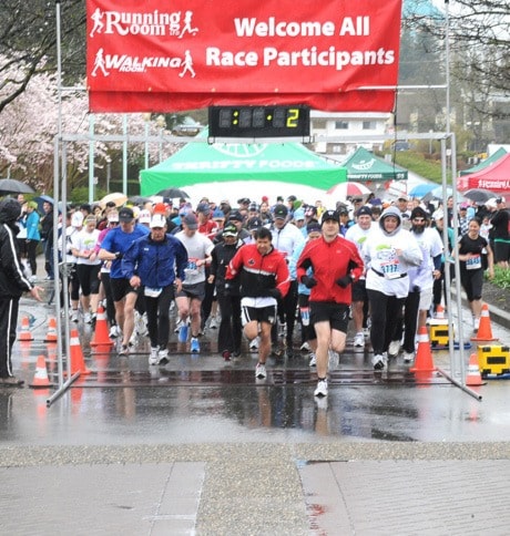 10 k participants in Reach Discovey Run leave starting gate. JOHN MORROW PHOTO