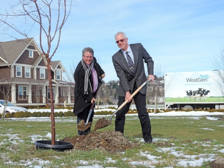 38358abbotsfordsod_turning_tony_and_mayor_small