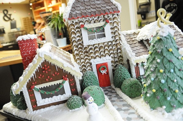 44364abbotsfordGingerbreadhouse