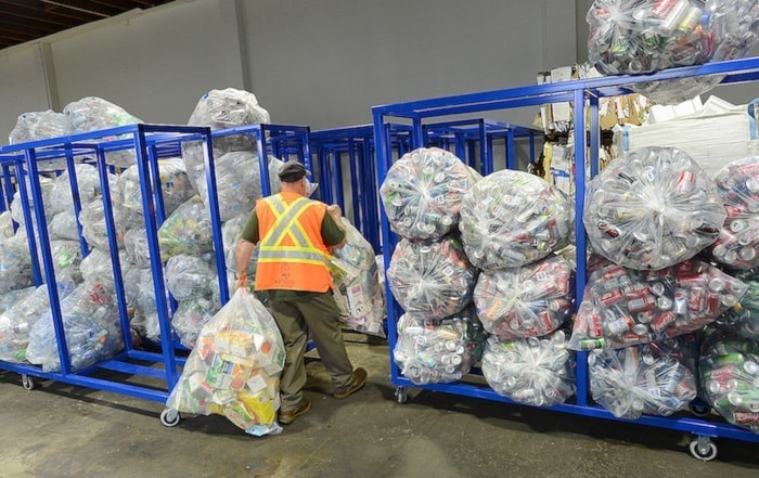 44482surreyRecyclingbagsofbevcontainers-BJ-7web