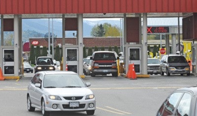 cars come back into Canada at the Abbotsford-Huntindon Border crossing