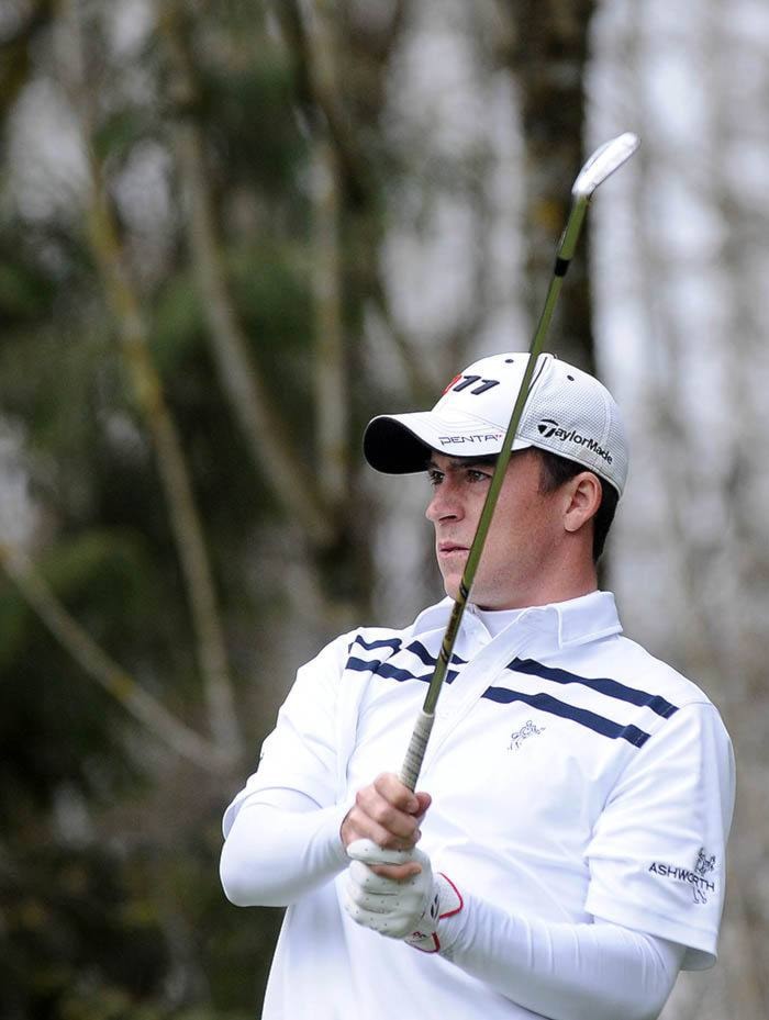 Nick Taylor watches tee shot at Ledgeview-04-15-11-jvp