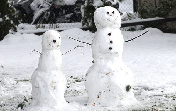 Happy snowmen on McKenzie Rd.