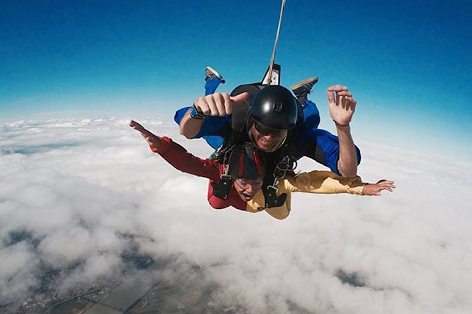 7713282_web1_skydive