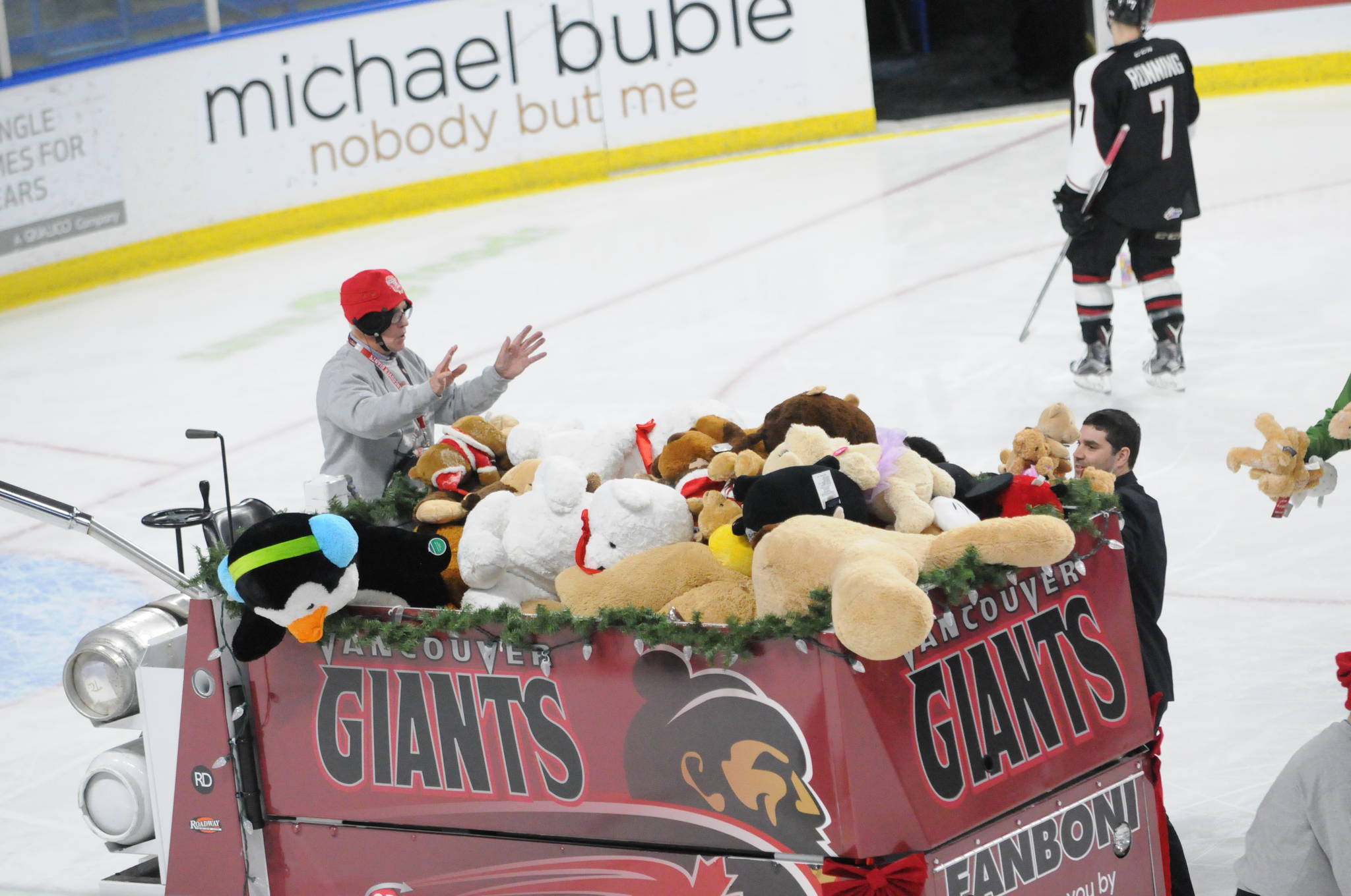 9808131_web1_1216TeddyBearToss