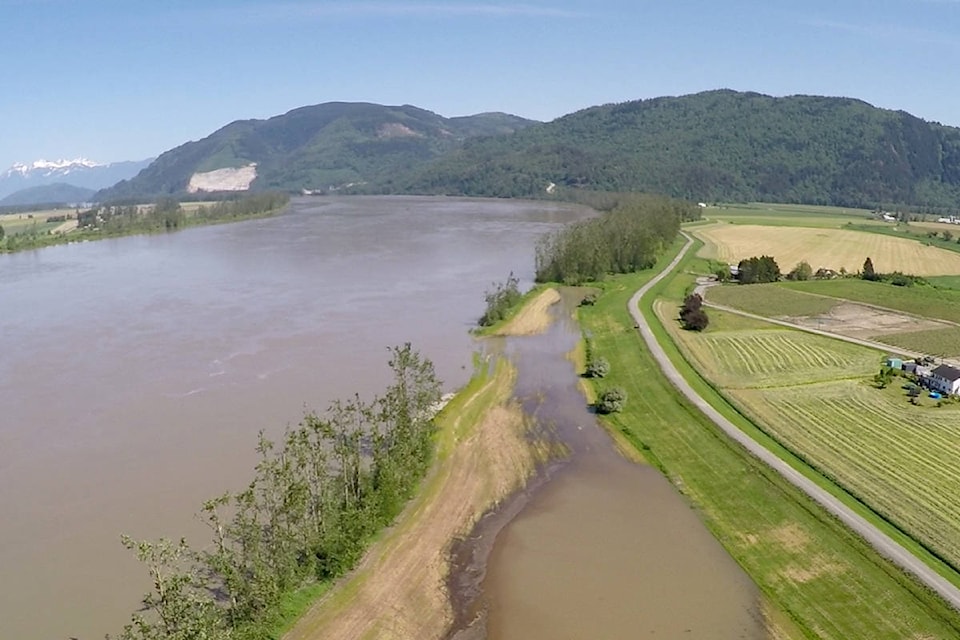 11875267_web1_copy_Fraser-River-flooding