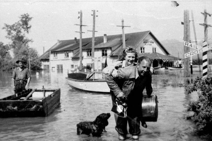 11926624_web1_Matsqui-1948-flood3