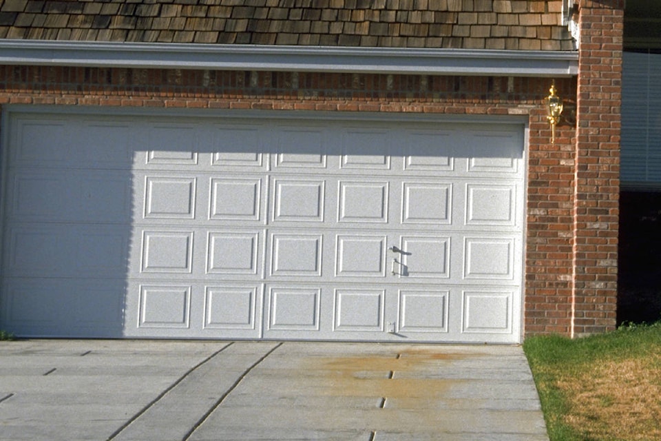 14208026_web1_garage-door