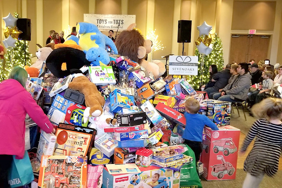 14521259_web1_181128-ABB-Toys-for-Tots_2