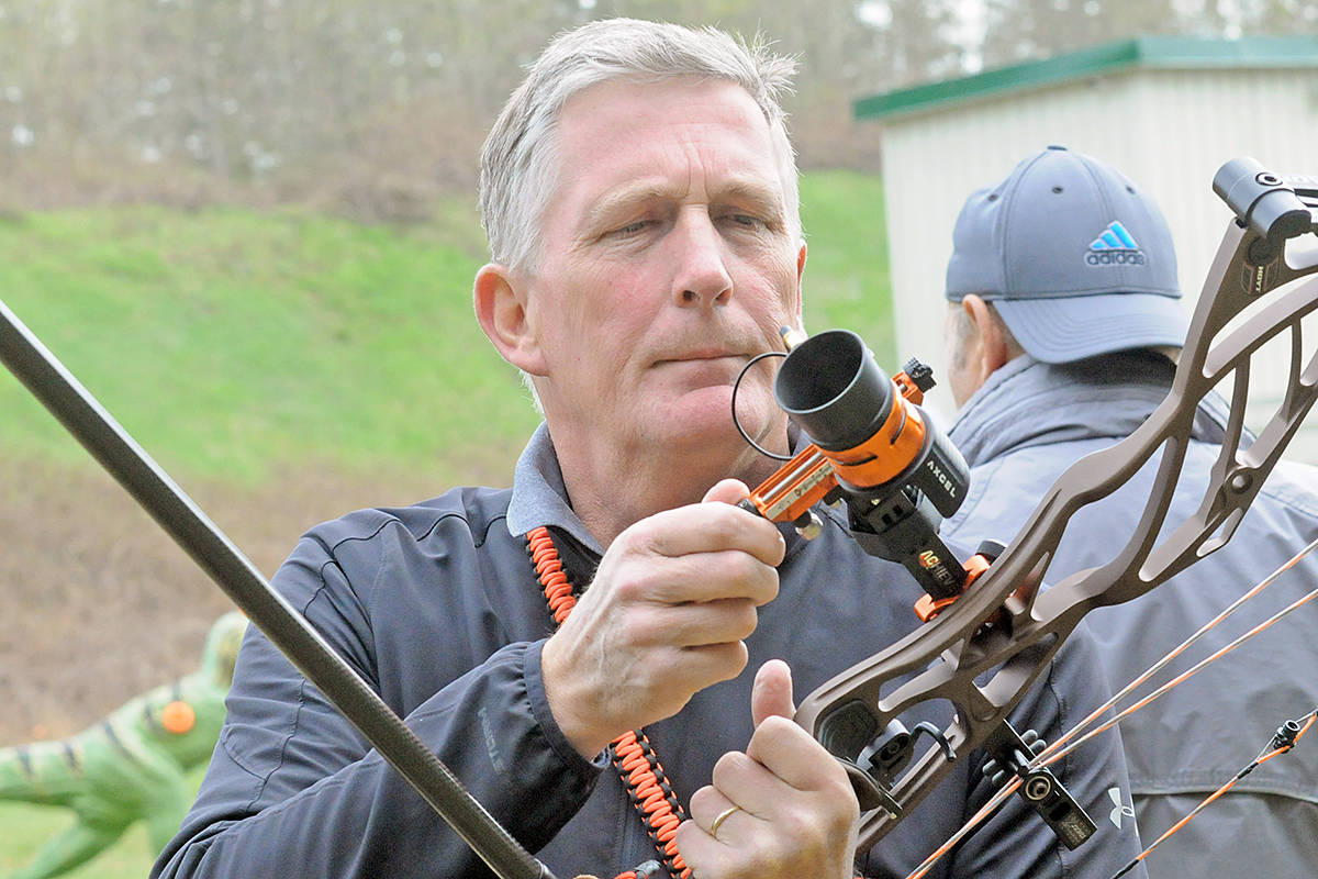 16363535_web1_190410-LAD-3D-archers-preparing_to_shoot