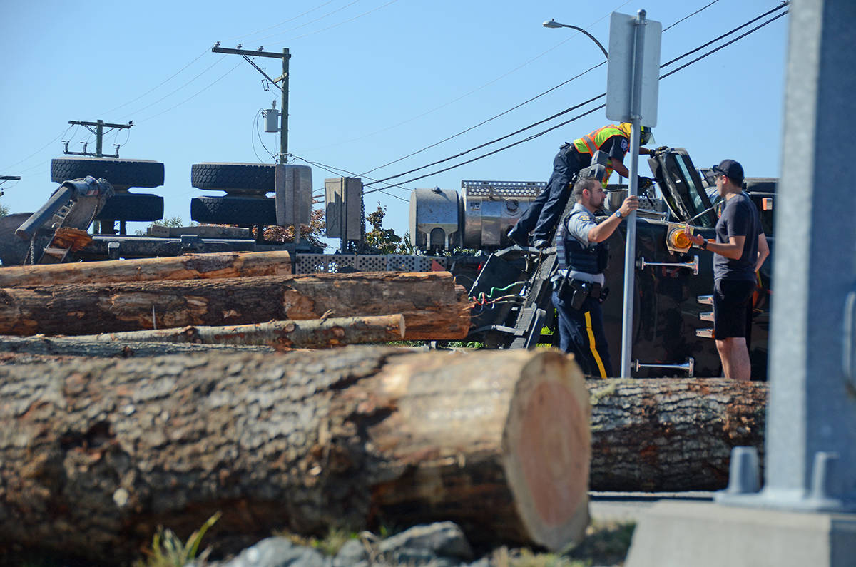 PHOTOS Dramatic logging truck rollover in Chilliwack The Abbotsford News
