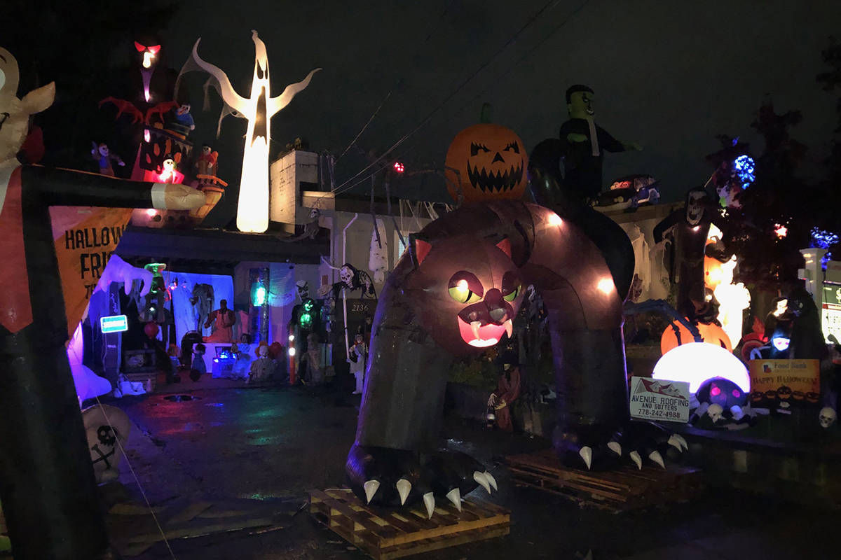 19139942_web1_191030-ABB-Halloween-House_3