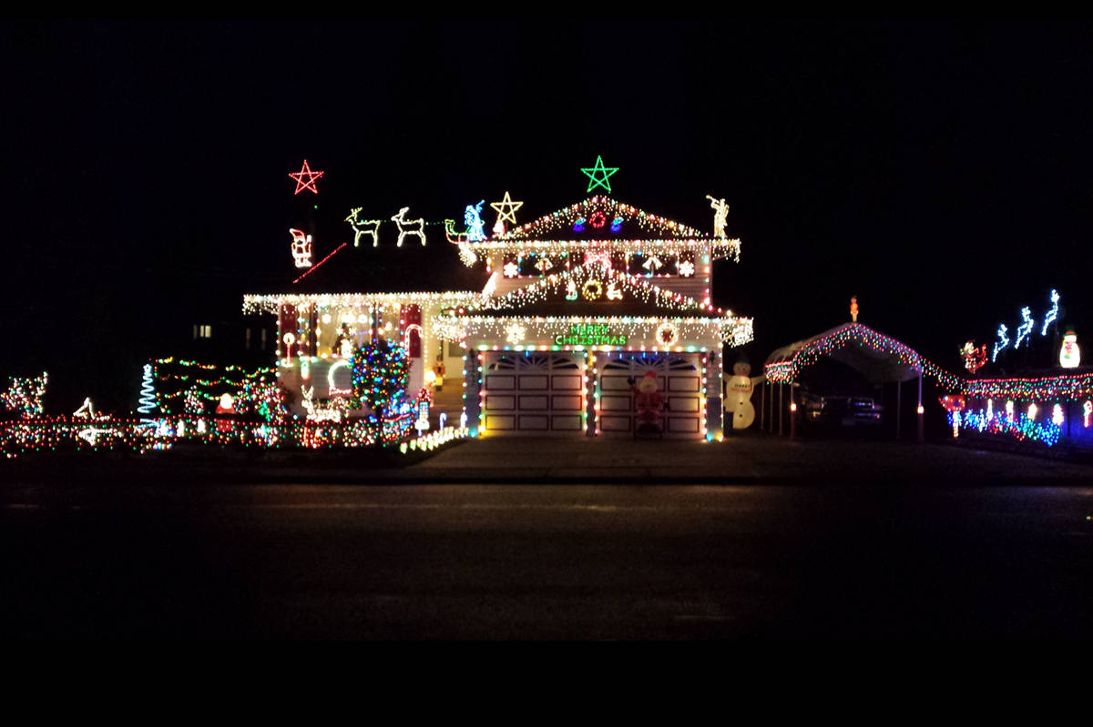 19654043_web1_191206-ABB-Christmas-lights_5