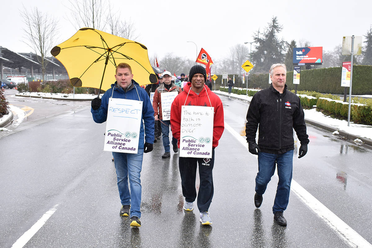 CBSA union members stage rally at Peace Arch border crossing