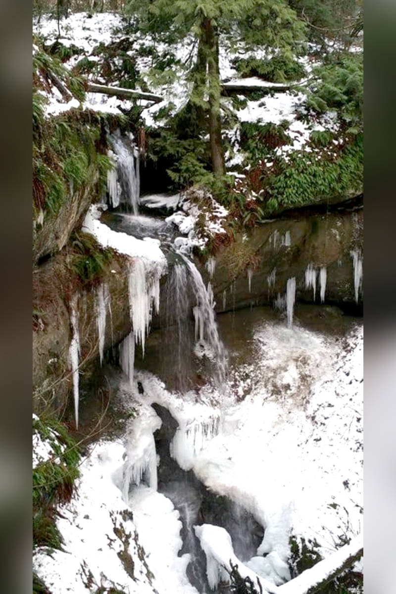 20275483_web1_ice-falls1