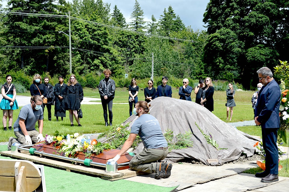 22038964_web1_200704-LAT-Medea-Funeral-funeral_10