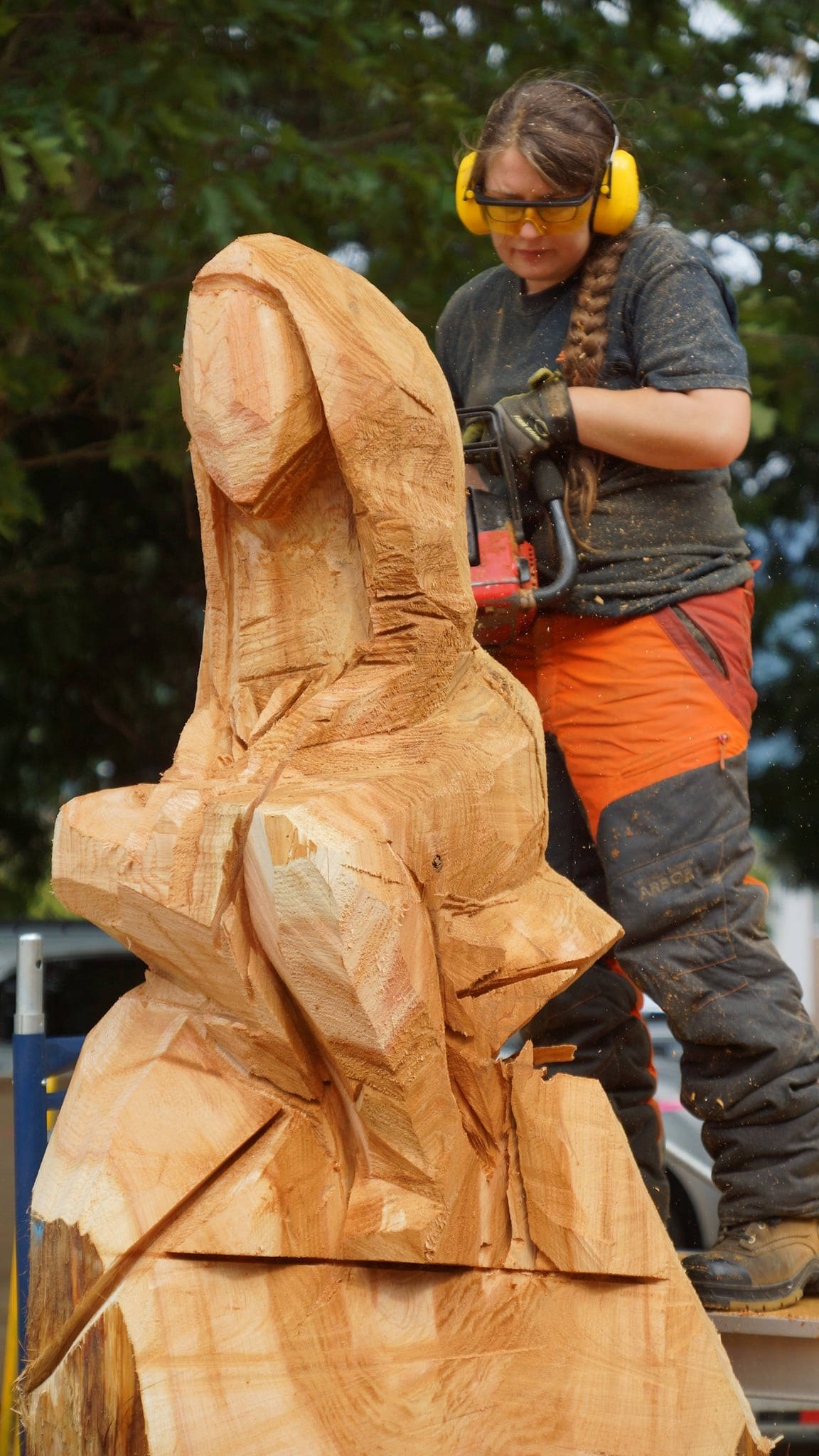 Ontariobased carver wins Hope Chainsaw Carving Competition with chief