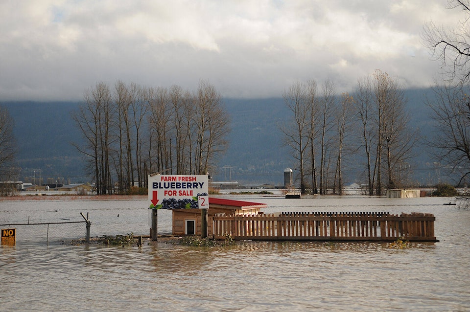 27260545_web1_211120-CPL-Highway-1-Flood-Update-Visuals-SumasPrairie_15