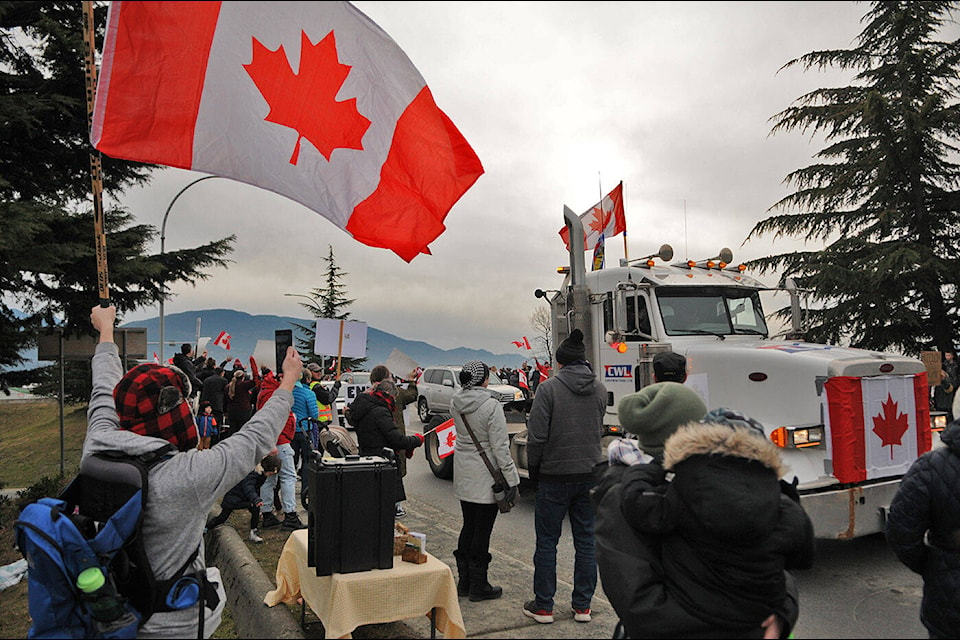Hundreds of people were at the Lickman Road overpass in Chilliwack on Saturday, Jan. 29, 2022 in support of truckers protesting vaccine mandates. (Jenna Hauck/ Chilliwack Progress)